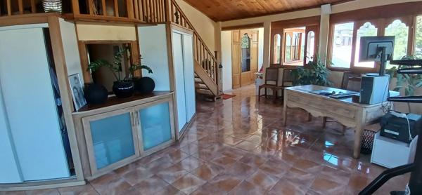 "Superbe villa spacieuse et lumineuse de 350 m² dans un quartier résidentiel de Ravine Creuse Saint André