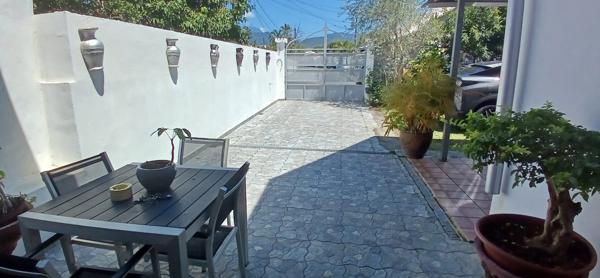 "Superbe villa spacieuse et lumineuse de 350 m² dans un quartier résidentiel de Ravine Creuse Saint André