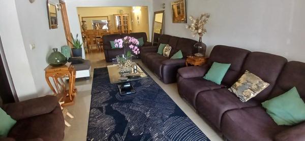 "Superbe villa spacieuse et lumineuse de 350 m² dans un quartier résidentiel de Ravine Creuse Saint André