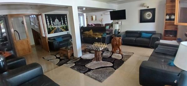 "Superbe villa spacieuse et lumineuse de 350 m² dans un quartier résidentiel de Ravine Creuse Saint André