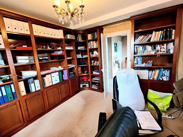 LOUVIERS 27400 hyper centre ville - Propriété de caractère de 240 m2 - 5 chambres + une maison d'amis de 75 m2 rénovée sur 1.200 m2 de terrain plat - Prix : 556.000