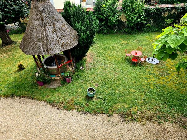 LOUVIERS 27400 hyper centre ville - Propriété de caractère de 240 m2 - 5 chambres + une maison d'amis de 75 m2 rénovée sur 1.200 m2 de terrain plat - Prix : 556.000