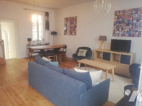 Au sein de la citadelle, jolie maison ancienne de ville sur 2 niveaux rénovée avec goût