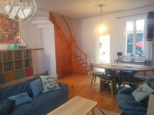 Au sein de la citadelle, jolie maison ancienne de ville sur 2 niveaux rénovée avec goût