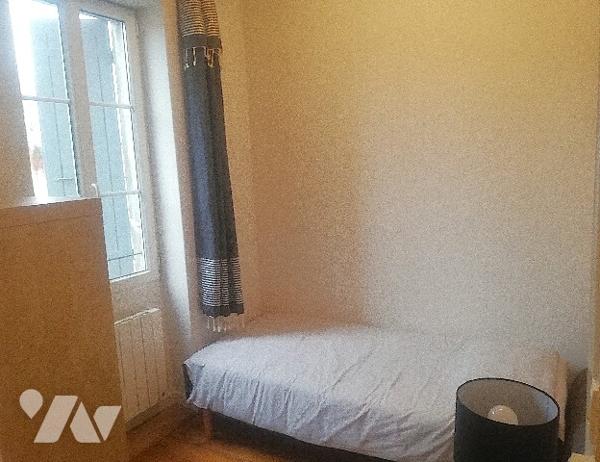 Au sein de la citadelle, jolie maison ancienne de ville sur 2 niveaux rénovée avec goût