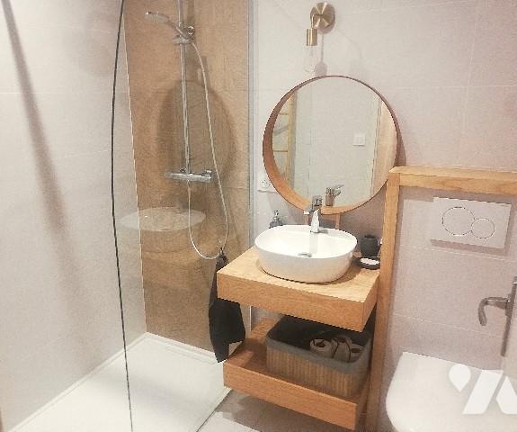 Au sein de la citadelle, jolie maison ancienne de ville sur 2 niveaux rénovée avec goût