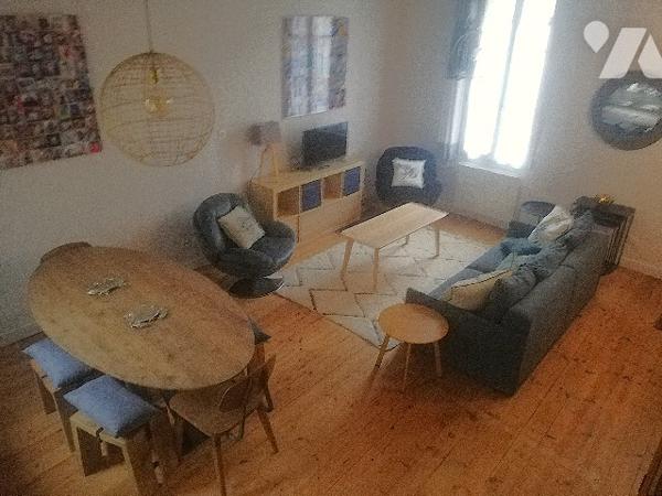 Au sein de la citadelle, jolie maison ancienne de ville sur 2 niveaux rénovée avec goût