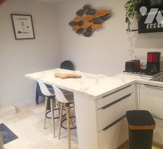 Au sein de la citadelle, jolie maison ancienne de ville sur 2 niveaux rénovée avec goût