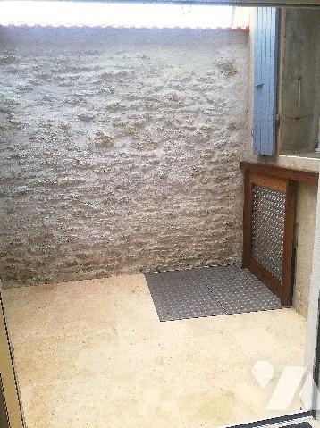 Au sein de la citadelle, jolie maison ancienne de ville sur 2 niveaux rénovée avec goût