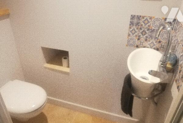 Au sein de la citadelle, jolie maison ancienne de ville sur 2 niveaux rénovée avec goût