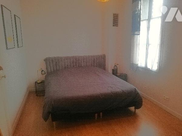 Au sein de la citadelle, jolie maison ancienne de ville sur 2 niveaux rénovée avec goût