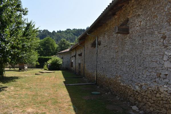 PROPRIETE DE CHARME ACCES DIRECT RIVIERE PROCHE DE PERIGUEUX