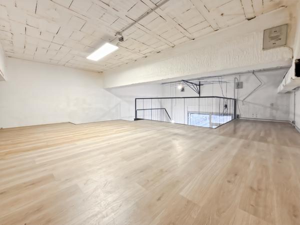 Marseille (13007) Local commercial – Rue Neuve Sainte-Catherine - Tous commerces sauf restauration – 53 m² + mezzanine 33,5 m²