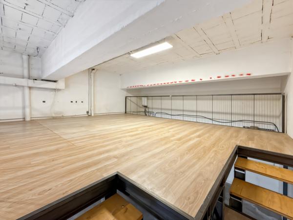 Marseille (13007) Local commercial – Rue Neuve Sainte-Catherine - Tous commerces sauf restauration – 53 m² + mezzanine 33,5 m²