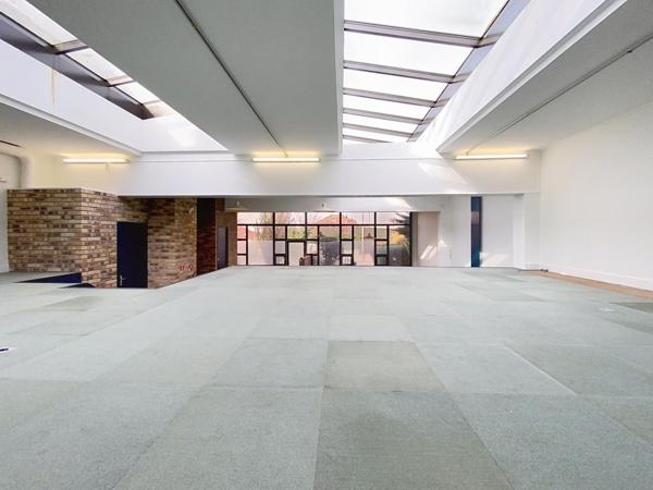 Local professionnel, Bureau  style Loft lumineux de 130 m2, espace vert 100m2