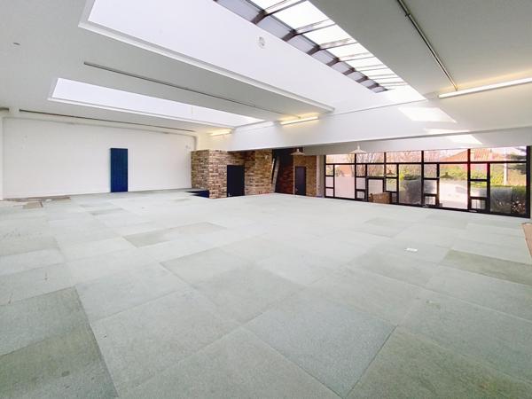 Local professionnel, Bureau  style Loft lumineux de 130 m2, espace vert 100m2