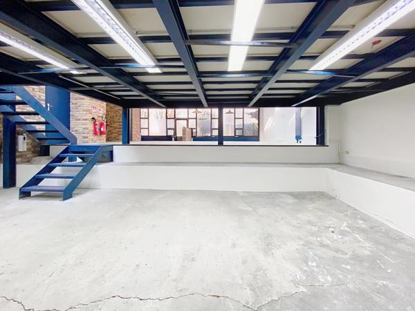 Local professionnel, Bureau  style Loft lumineux de 130 m2, espace vert 100m2