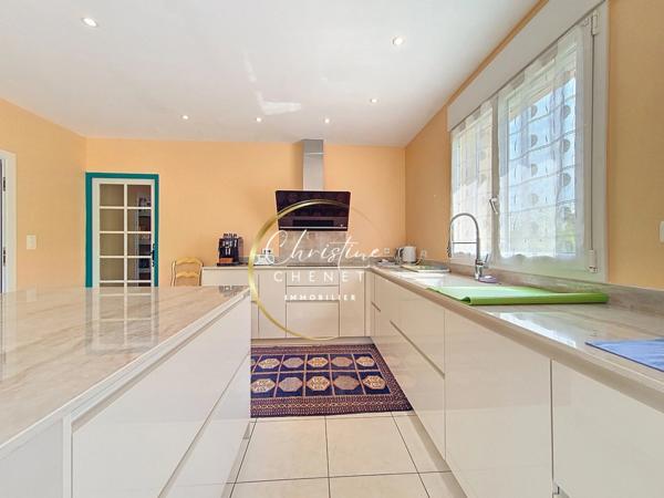 Maison 4 chambres double garage.