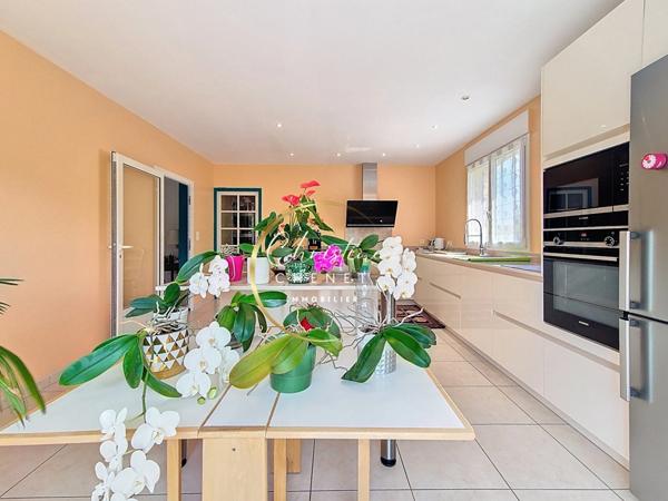 Maison 4 chambres double garage.