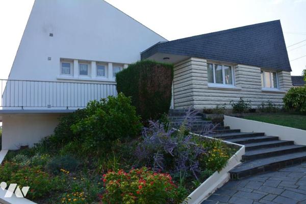 Vente sur la commune de Sablé sur Sarthe une maison avec un garage et un jardin