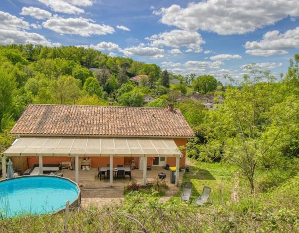 Maison de type traditionnelle sur sous-sol complet avec grand jardin et piscine hors sol au calme!
