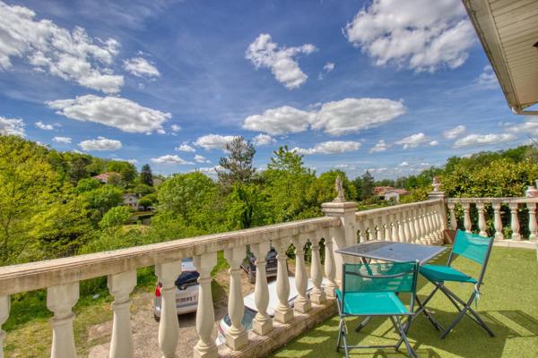 Maison de type traditionnelle sur sous-sol complet avec grand jardin et piscine hors sol au calme!
