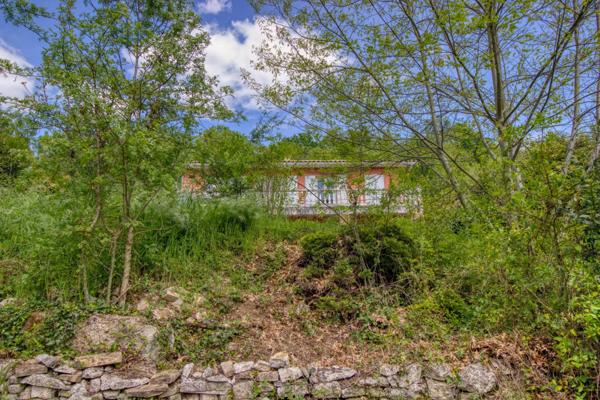 Maison de type traditionnelle sur sous-sol complet avec grand jardin et piscine hors sol au calme!