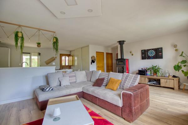 Maison de type traditionnelle sur sous-sol complet avec grand jardin et piscine hors sol au calme!
