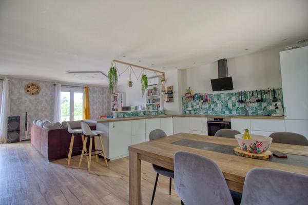 Maison de type traditionnelle sur sous-sol complet avec grand jardin et piscine hors sol au calme!
