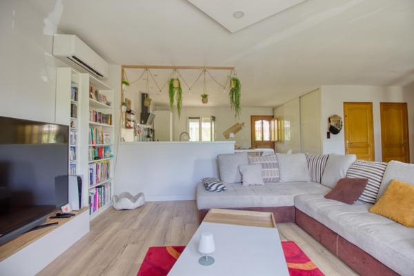 Maison de type traditionnelle sur sous-sol complet avec grand jardin et piscine hors sol au calme!