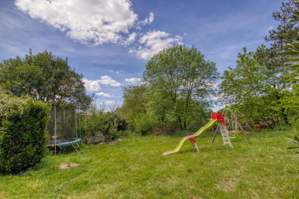 Maison de type traditionnelle sur sous-sol complet avec grand jardin et piscine hors sol au calme!