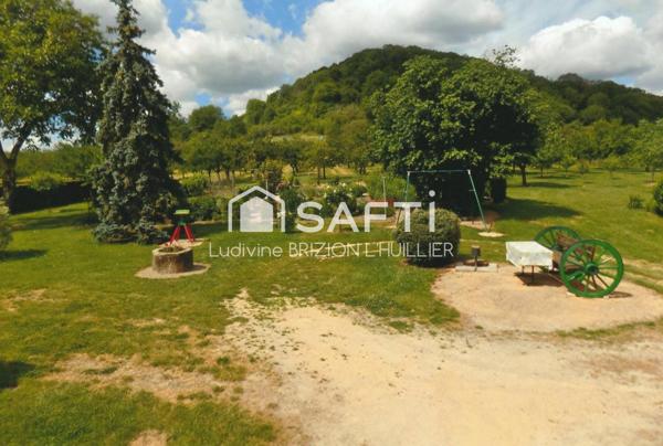 Ancien corps de ferme indépendant dans son écrin de verdure