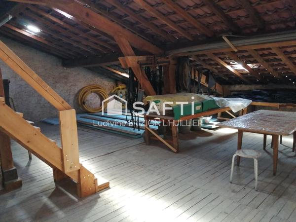 Ancien corps de ferme indépendant dans son écrin de verdure