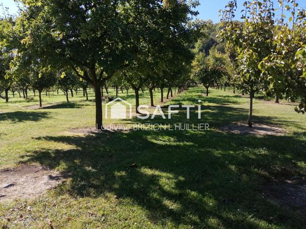 Ancien corps de ferme indépendant dans son écrin de verdure