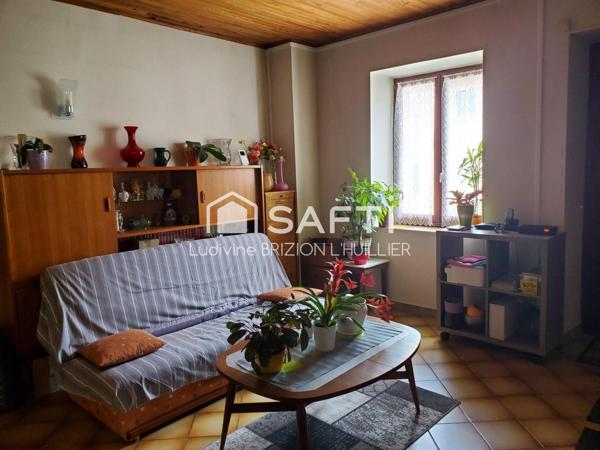 Ancien corps de ferme indépendant dans son écrin de verdure
