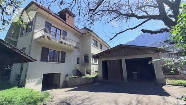 Maison sur 4 niveaux et ses dépendances