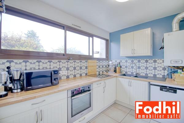 Appartement 3 pièces de 65m² avec cave et parking.