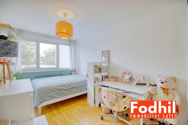 Appartement 3 pièces de 65m² avec cave et parking.