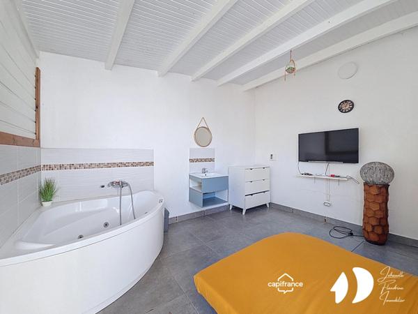 Maison meublée à louer : 2 chambres, 1 pièce indépendante avec baignoire, Nérée centre ville, Les Abymes