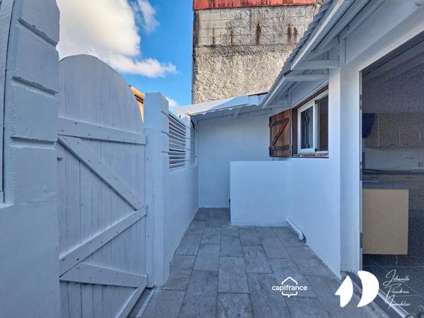 Maison meublée à louer : 2 chambres, 1 pièce indépendante avec baignoire, Nérée centre ville, Les Abymes