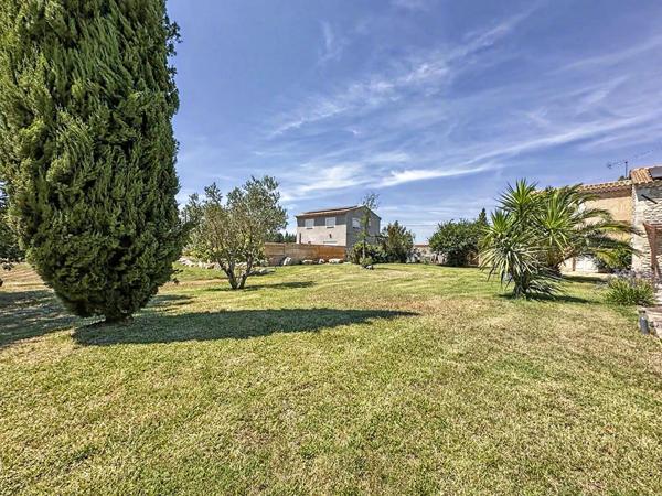 Maison de caractère avec gîte indépendant, piscine, garage et 5 000 m² à vendre à Moulès
