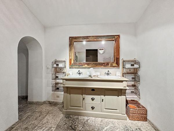 Maison de caractère avec gîte indépendant, piscine, garage et 5 000 m² à vendre à Moulès