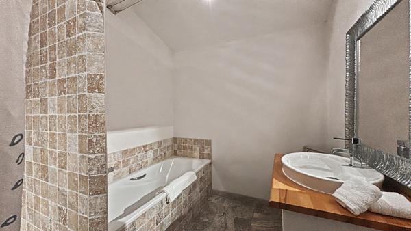 Maison de caractère avec gîte indépendant, piscine, garage et 5 000 m² à vendre à Moulès
