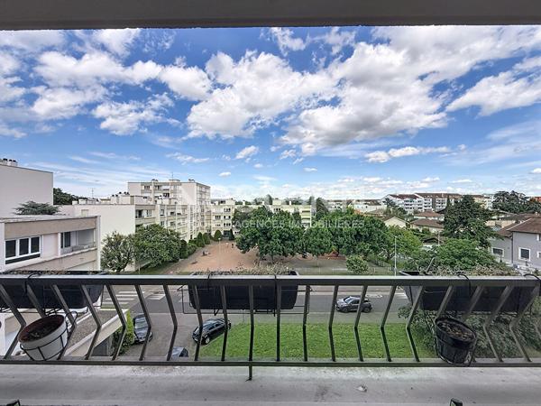 Appartement Traversant 4 Pièces avec Balcon et Cave - 69500 BRON