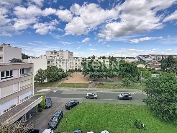 Appartement Traversant 4 Pièces avec Balcon et Cave - 69500 BRON