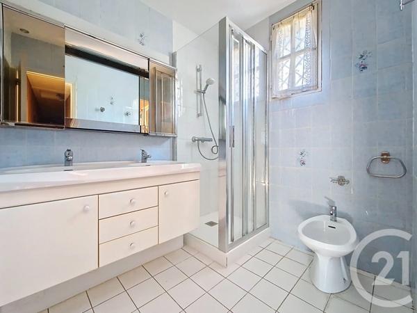 Maison à vendre  8 pièces - 214 m 2   CLERMONT FERRAND  - 63