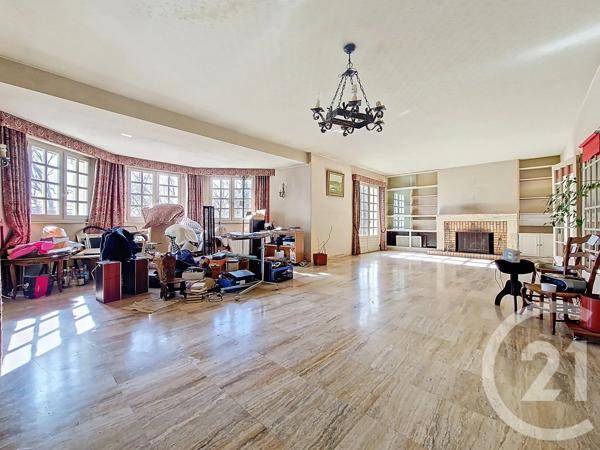Maison à vendre  8 pièces - 214 m 2   CLERMONT FERRAND  - 63