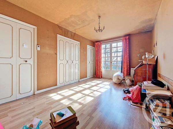 Maison à vendre  8 pièces - 214 m 2   CLERMONT FERRAND  - 63