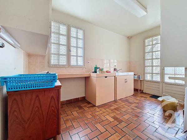 Maison à vendre  8 pièces - 214 m 2   CLERMONT FERRAND  - 63