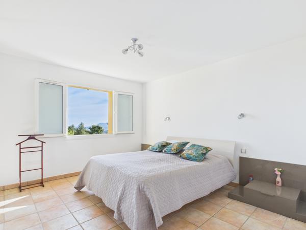TOULON – VILLA VUE MER PANORAMIQUE, PISCINE & PRÈS DE 300 M² D’ESPACES DE VIE